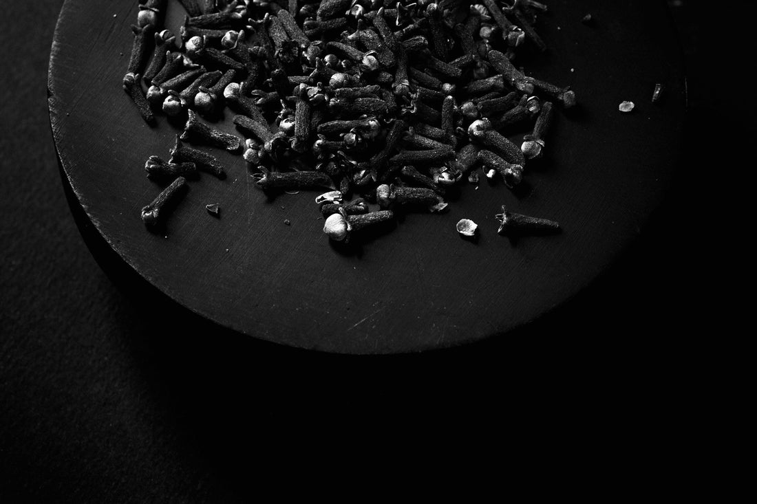 green laboratorium cloves